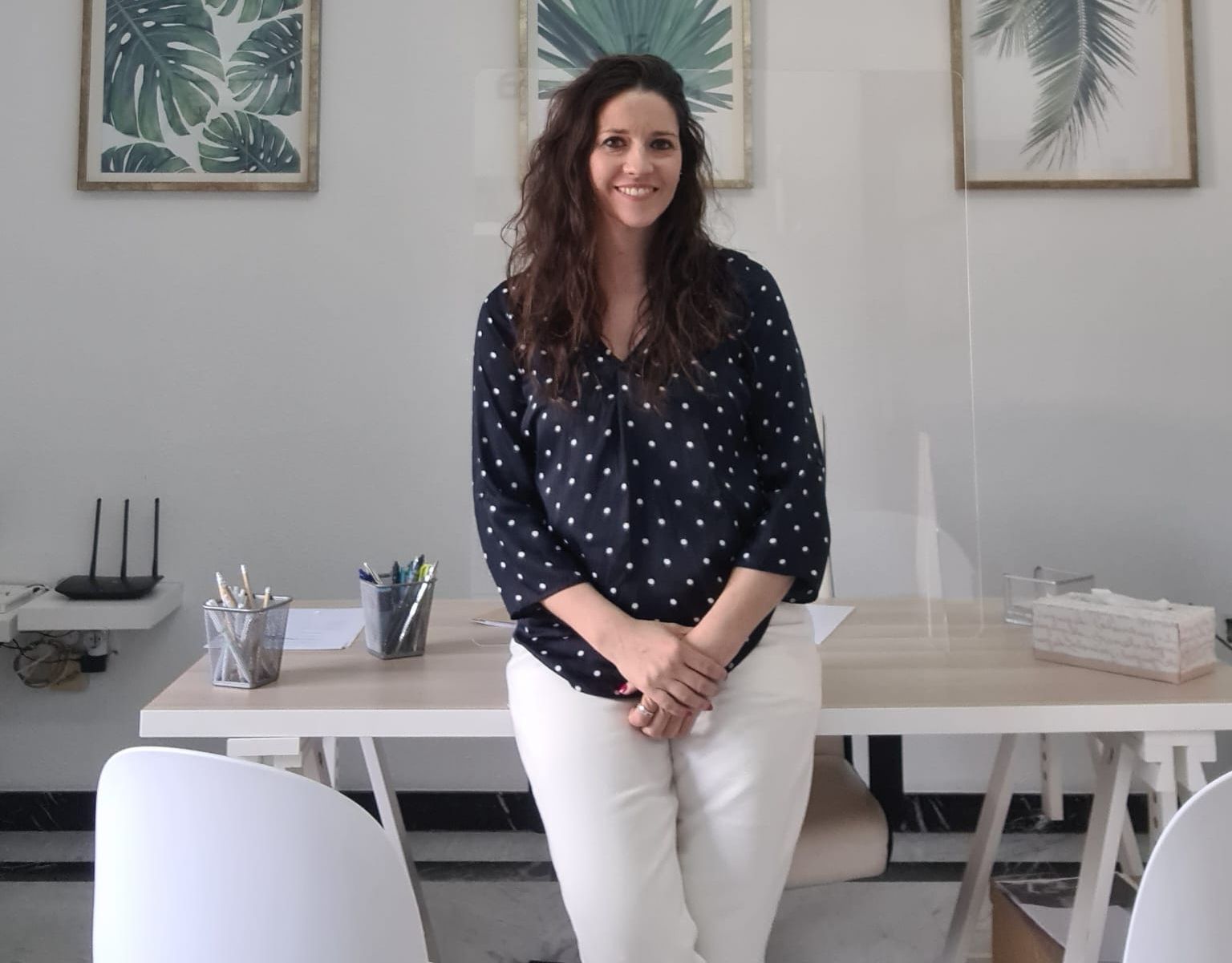 Anacarsan Psicología y Coaching Ana Carrasco sentada sobre su mesa